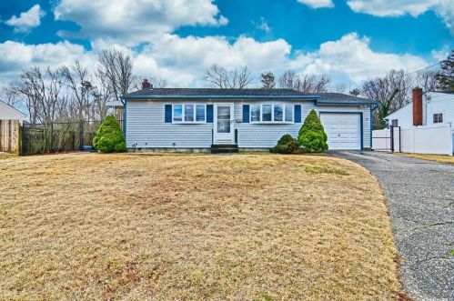 14 Riverdale Ave, Oakdale, NY 11769-1527