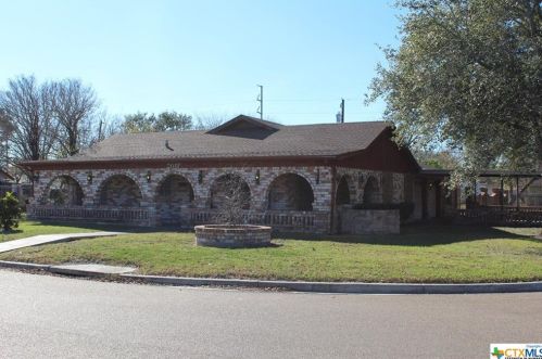 2017 Oleander Dr, Victoria, TX 77901-5711