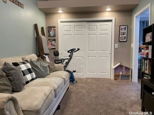 190 31 St, North Lindenhurst NY 11757-3216 exterior