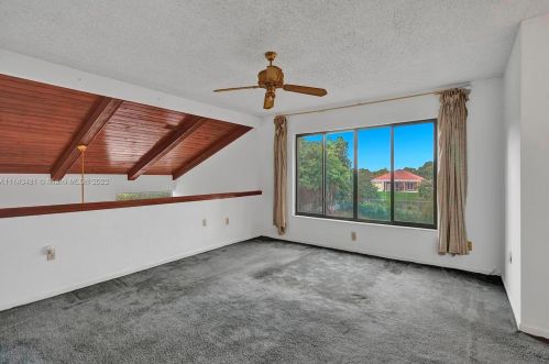 7692 Oakmont Cir, Hialeah FL  33015-2046 exterior