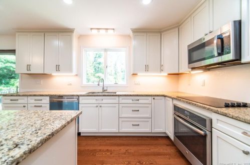 45 Mayfield Ter, East Lyme, CT 06333-1327