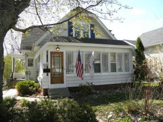 57 Cedar St, Hartford, WI 53027-1720