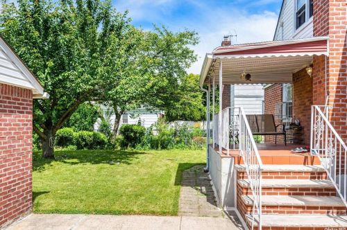 967 4th St, New Hyde Park, NY 11040-2924