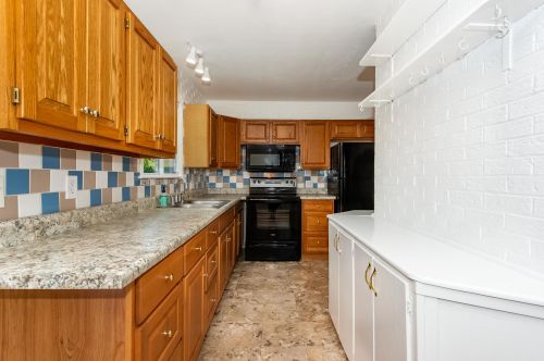 2 Walnut Ave, North Hampton, NH 03862-2011