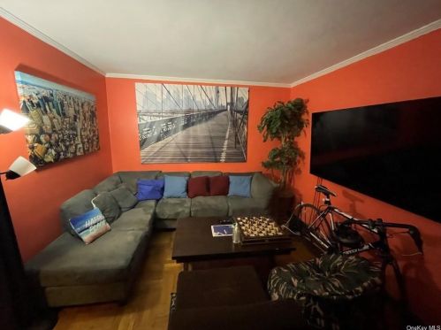 668 236 St, Bronx NY  10466-1718 exterior