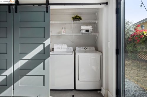 1077 57th St, Oakland CA  94608-2744 exterior