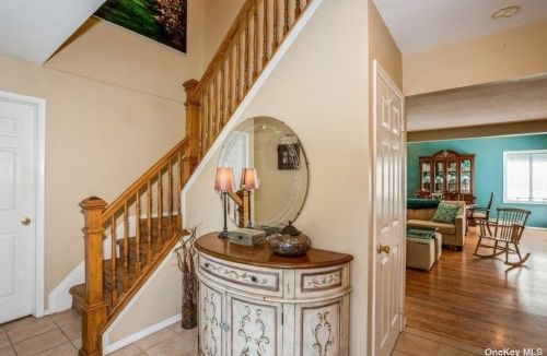 14 Biscayne Dr, Mount Sinai, NY 11766-2700