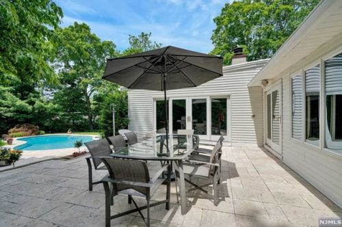 35 Dwarskill Ln, Norwood, NJ 07648-2405