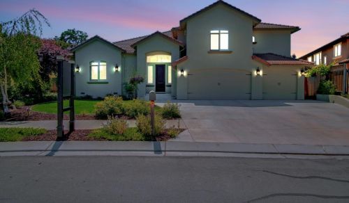 708 Oak Canyon Ct, Hollister, CA 95023-8907