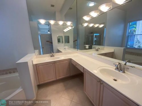 327 188th Ter, Hollywood FL  33029-5441 exterior