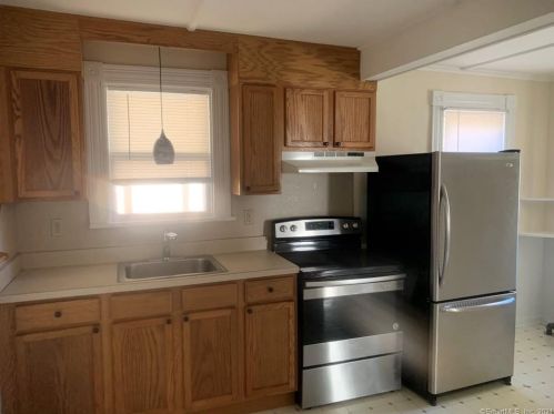 11 Starr Pl, East Hampton CT  06424-1215 exterior