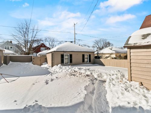 3869 52, Milwaukee WI 53220-3570 exterior