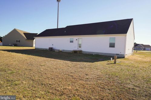 2 Highland Dr, Seaford DE  19973-4827 exterior
