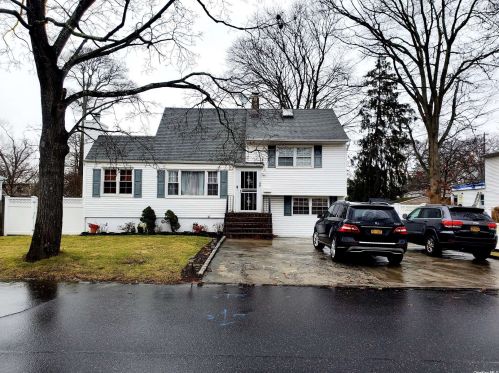 35 Ridgeway Blvd, Bayshore, NY 11706-6331