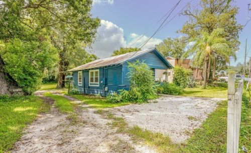 902 Clara Ave, Deland, FL 32720-2751