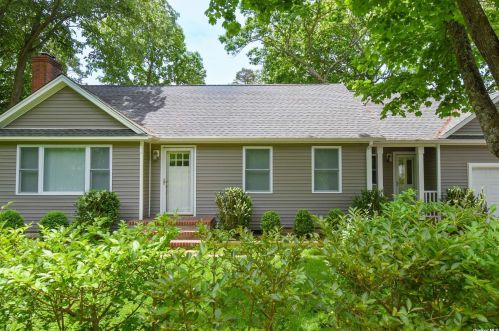 257 Sunset Ave, West Hampton Beach, NY 11978-2037