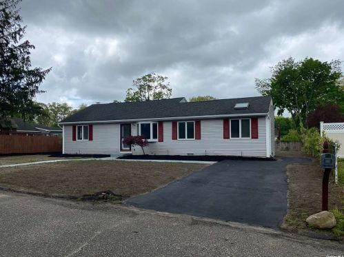 2 Audrey Ln, South Setauket, NY 11720-3870