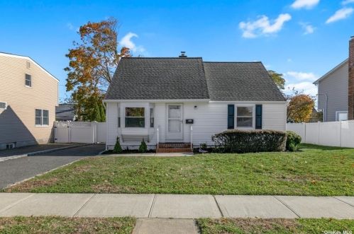 221 Pershing Ave, Bethpage, NY 11714-4343