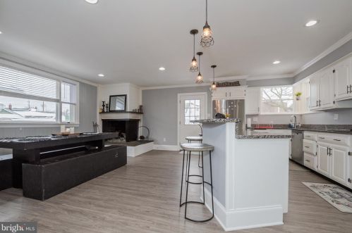 8 Elmhurst Pl, Wilmington, DE 19804-1702