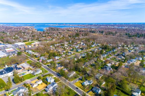 4 Laurel Dr, Little Silver NJ 07739-1416 exterior