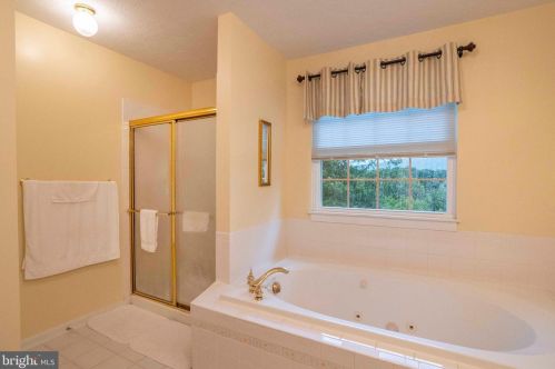 160 Manor Dr, Edinburg VA  22824-3579 exterior