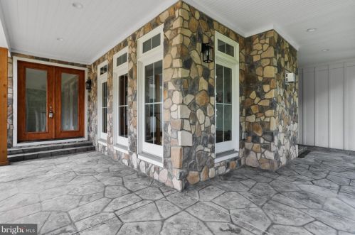 73 Quail Woods Dr, Shepherdstown, WV 25443-4143