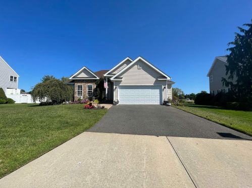 3 Clover Meadow Ct, Holtsville, NY 11742-2566
