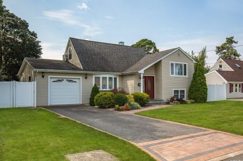 1438 Pine Dr, Bayshore, NY 11706-3850
