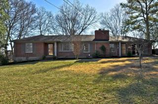 2402 Barclay Dr, Nashville, TN 37206-1504