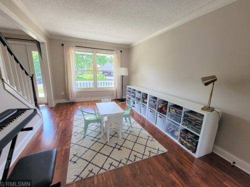 1923 Waterford Cir, Chaska, MN 55318-2857