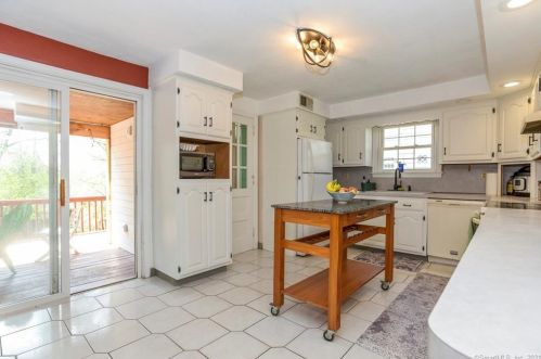 415 Ridge Rd, Middletown CT  06457-5230 exterior