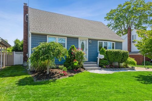 2562 Acorn Pl, North Bellmore, NY 11710-1202