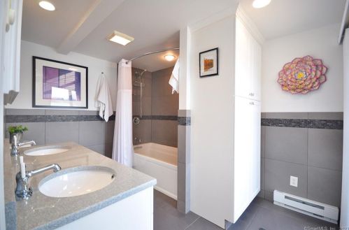 26 Birch St, Waterbury CT  06704-3806 exterior