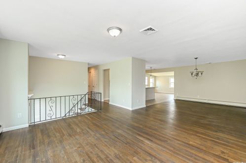 137 Cross Rd, Oakdale NY  11769-2141 exterior