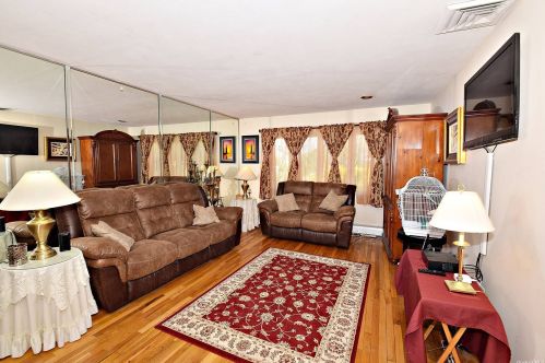 4 Merrimac Ct, Huntington Station NY  11746-6011 exterior