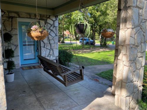 911 37th St, Austin TX  78705-1807 exterior