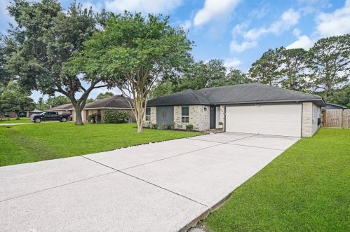 408 Cindyrella Dr, Highlands, TX 77562-4006