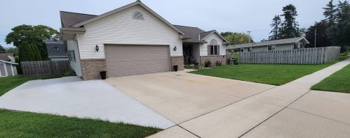 911 43rd St, Manitowoc, WI 54220-3011