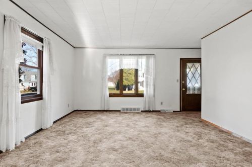 1368 Klaus St, Green Bay, WI 54302-2012
