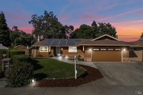 221 Alamo Dr, Vacaville CA  95688-2423 exterior