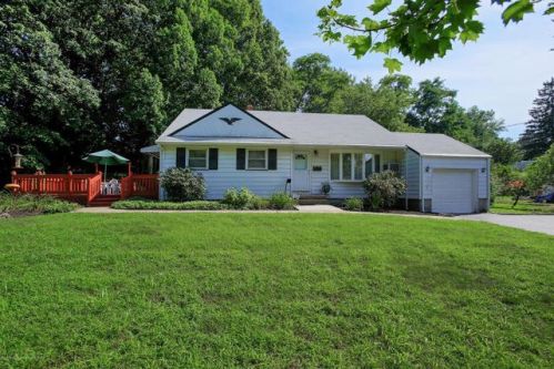 28 Daniel Dr, Middletown, NJ 07748-2730