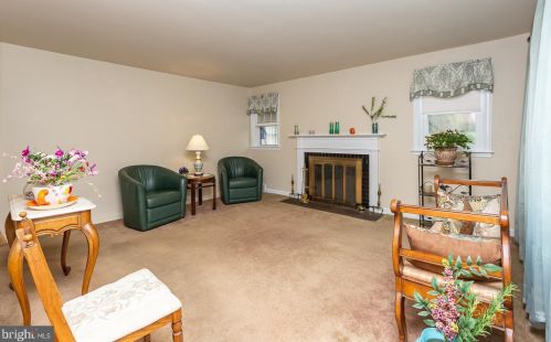 3211 Hilltop Rd, Newtown Square, PA 19073-4273