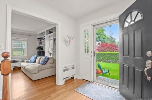 21 Pine Hill Ter, Stamford, CT 06903-4929