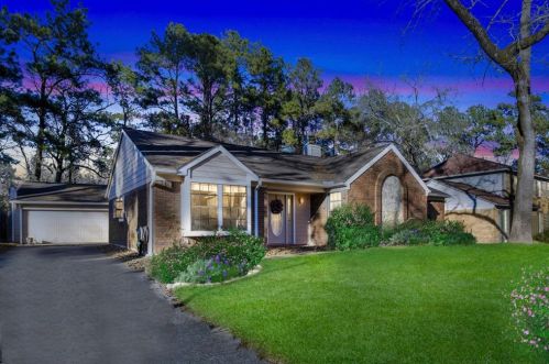 2707 Golden Leaf Dr, Humble, TX 77339-1911