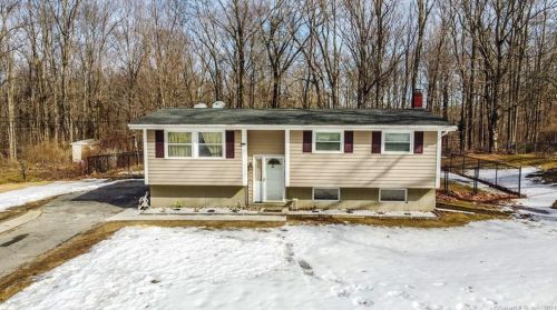 46 Highland Dr, Gales Ferry, CT 06339-1836