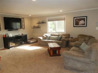 32 Reservoir Rd, Vernon, CT 06066-4523