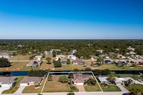 491 Rotonda Cir, Placida, FL 33947-2031