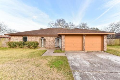 8610 Honeysuckle St, Highlands, TX 77562-3022