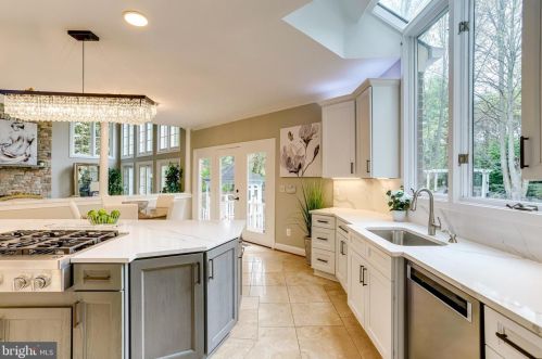 10108 Nedra Dr, Great Falls VA  22066-2835 exterior