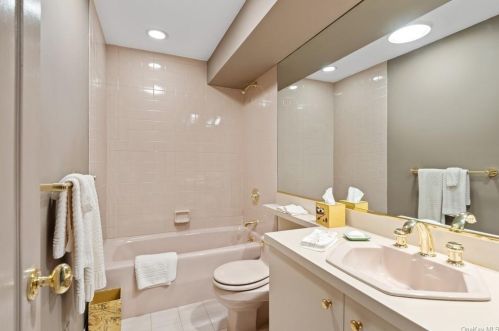 1 Doral Grn Dr, Rye Brook NY  10573-5405 exterior